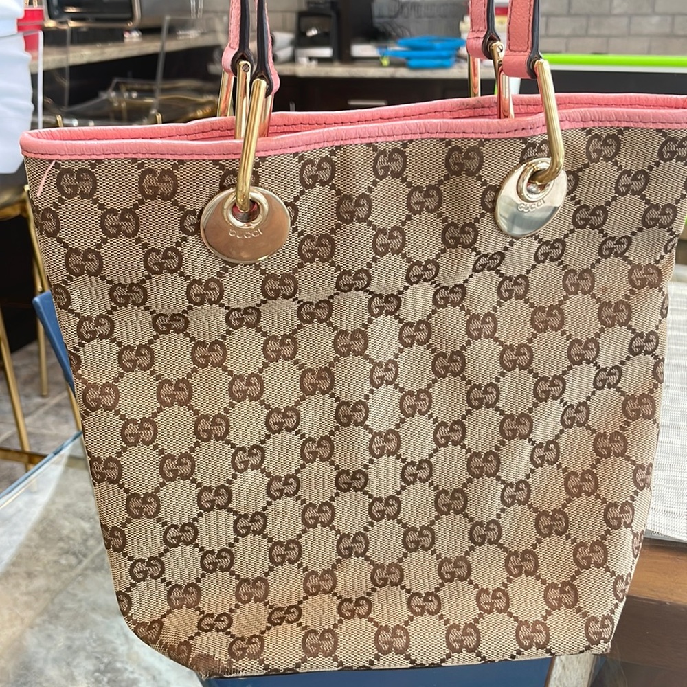 Beautiful well maintained Authentic Gucci shoulder, excellent condition.